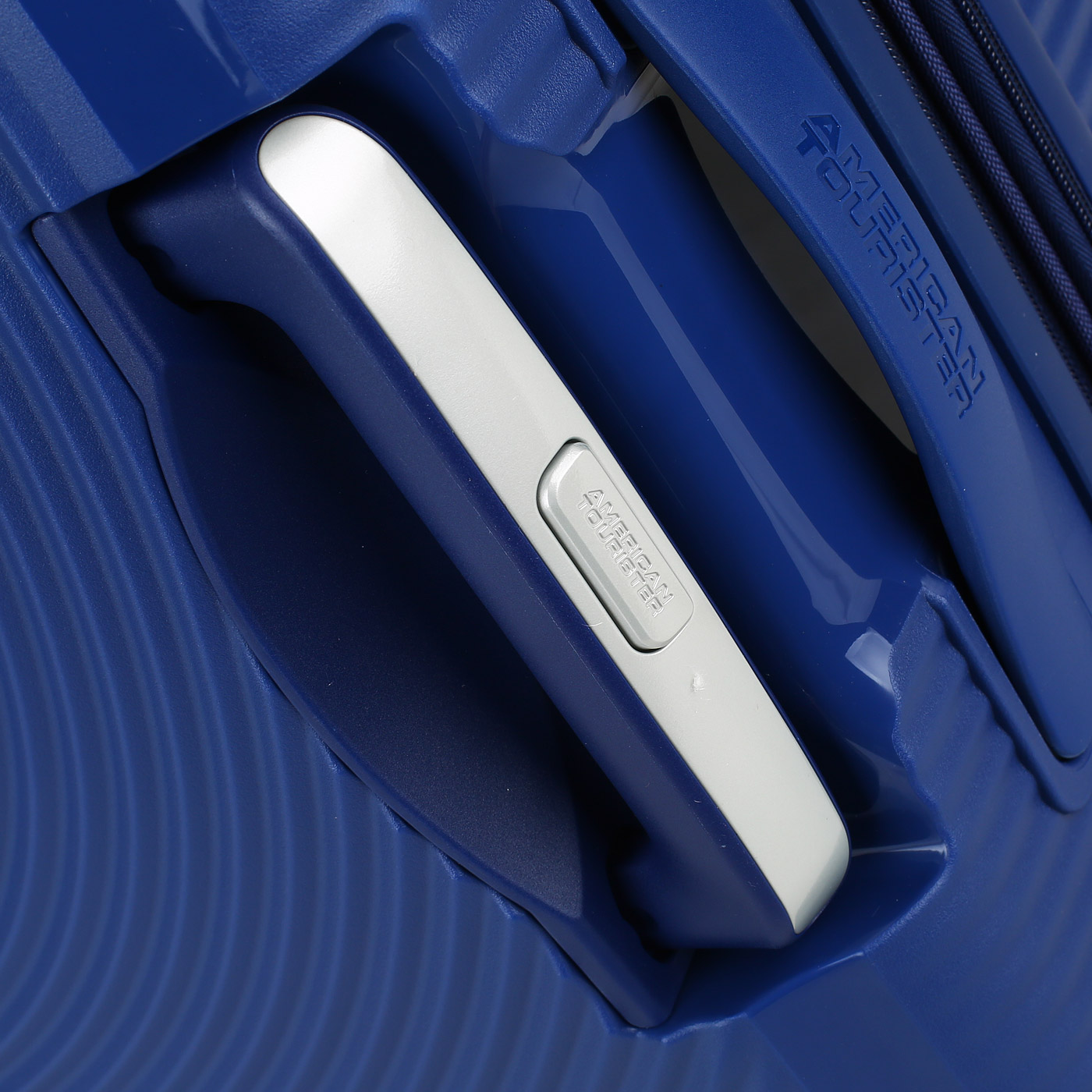 Большой чемодан с выдвижной ручкой American Tourister Soundbox