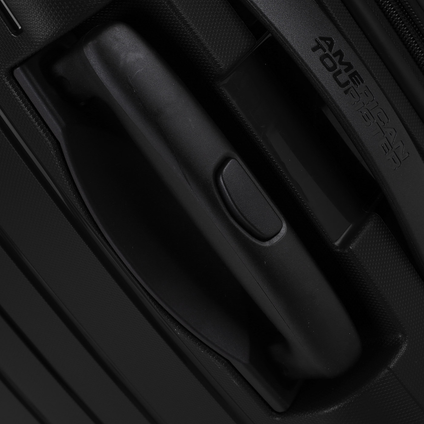 Чемодан средний M из полипропилена с кодовым замком American Tourister Sunside