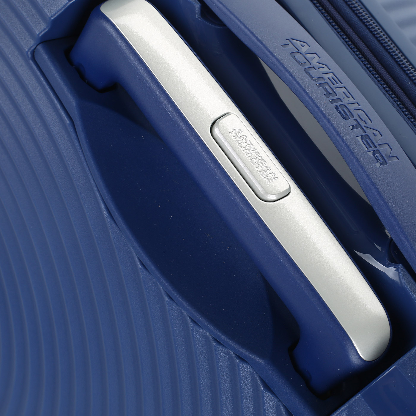 Чемодан для ручной клади из полипропилена с кодовым замком American Tourister Soundbox