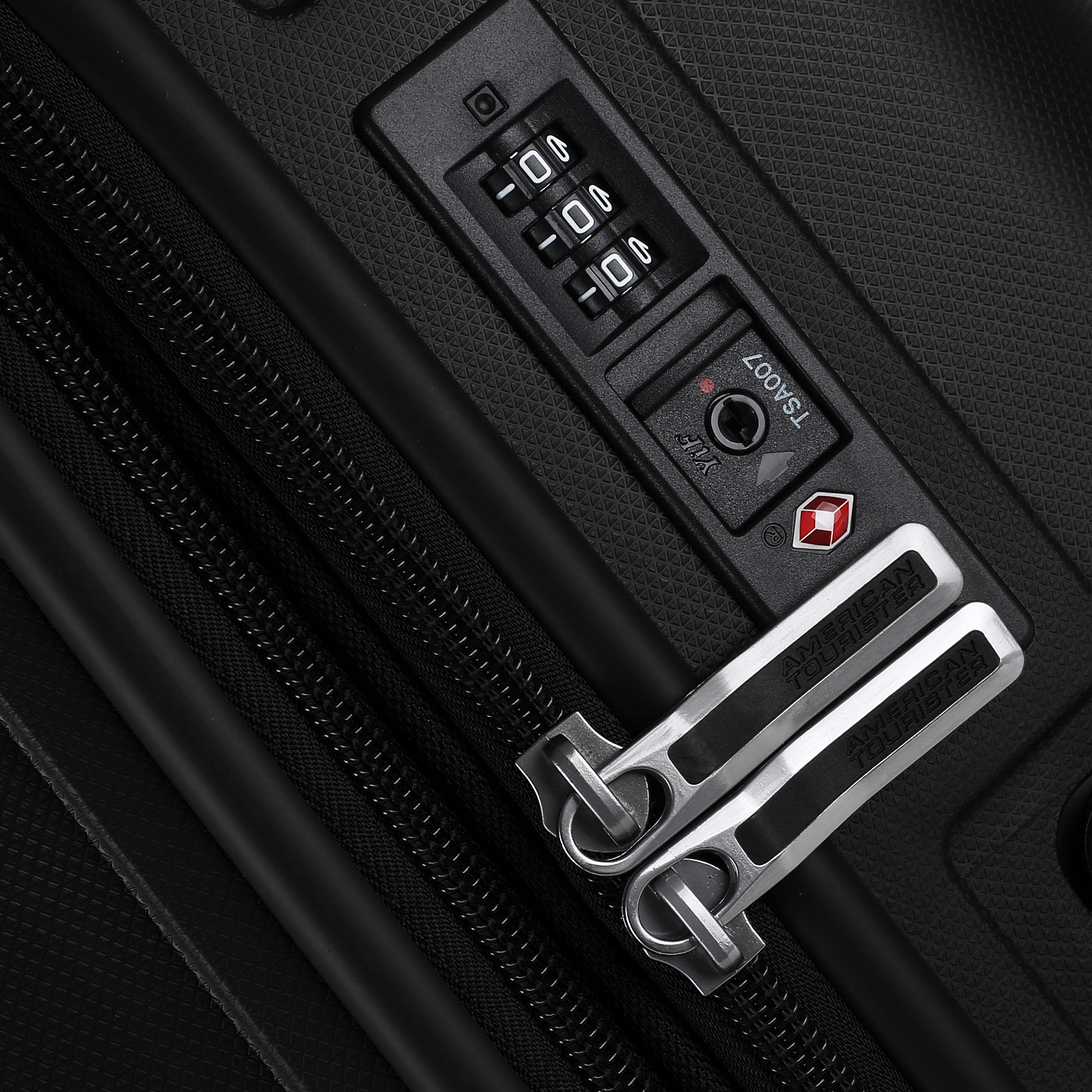 Чемодан средний M из полипропилена с кодовым замком American Tourister Sunside